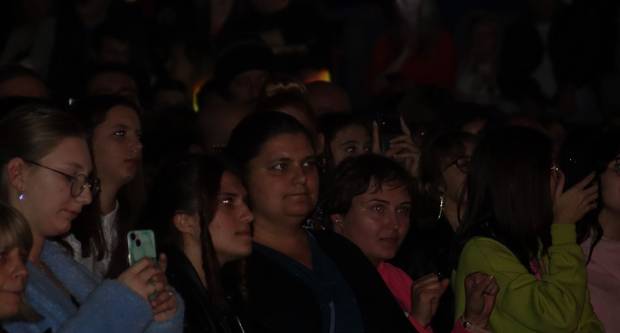 KONCERT CRVENE JABUKE: Brojni Požežani i Požežanke uživali u humanitarnom koncertu za Martinu Šimić