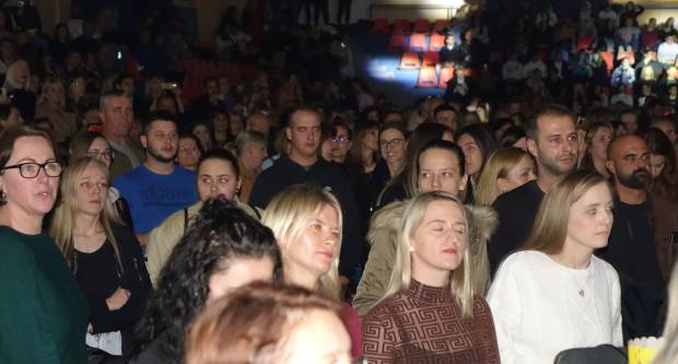 KONCERT CRVENE JABUKE: Brojni Požežani i Požežanke uživali u humanitarnom koncertu za Martinu Šimić