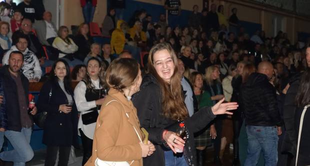 KONCERT CRVENE JABUKE: Brojni Požežani i Požežanke uživali u humanitarnom koncertu za Martinu Šimić