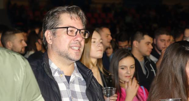 KONCERT CRVENE JABUKE: Brojni Požežani i Požežanke uživali u humanitarnom koncertu za Martinu Šimić