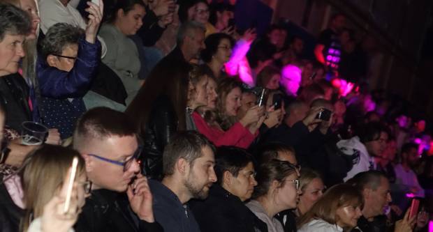 KONCERT CRVENE JABUKE: Brojni Požežani i Požežanke uživali u humanitarnom koncertu za Martinu Šimić