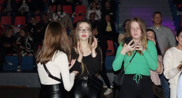 KONCERT CRVENE JABUKE: Brojni Požežani i Požežanke uživali u humanitarnom koncertu za Martinu Šimić