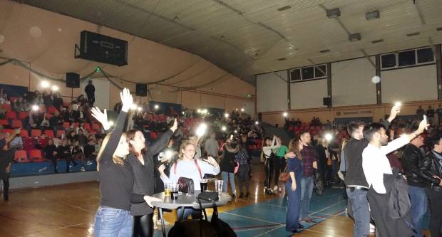 KONCERT CRVENE JABUKE: Brojni Požežani i Požežanke uživali u humanitarnom koncertu za Martinu Šimić
