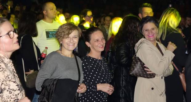 KONCERT CRVENE JABUKE: Brojni Požežani i Požežanke uživali u humanitarnom koncertu za Martinu Šimić