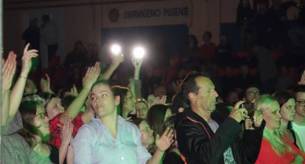 KONCERT CRVENE JABUKE: Brojni Požežani i Požežanke uživali u humanitarnom koncertu za Martinu Šimić