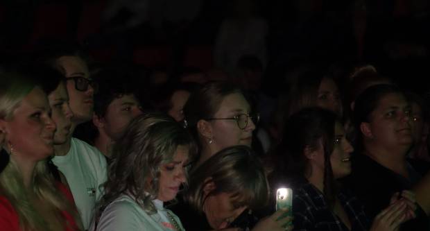 KONCERT CRVENE JABUKE: Brojni Požežani i Požežanke uživali u humanitarnom koncertu za Martinu Šimić