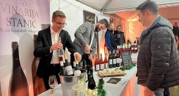 Otvoren 1. festival vina „SlaVinski Brod“