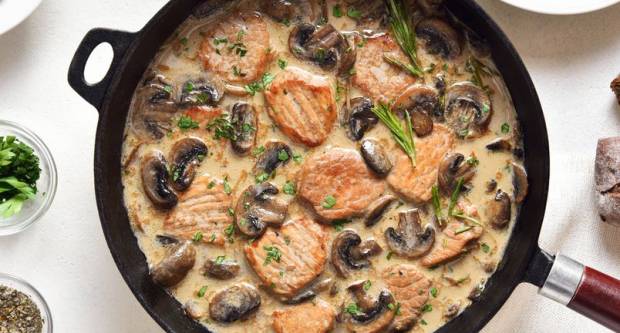 Uz tjesteninu ili pire: Recept za savršeno meku svinjetinu u umaku od gljiva