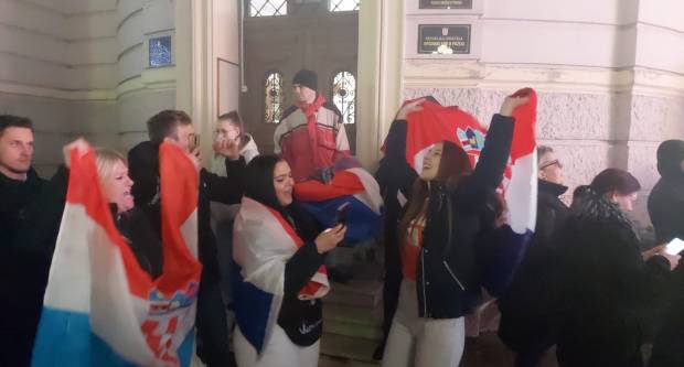 Požežani kao jedno bodrili ʺVatreneʺ