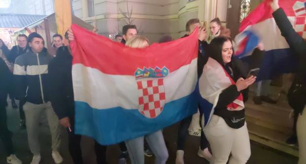 Požežani kao jedno bodrili ʺVatreneʺ