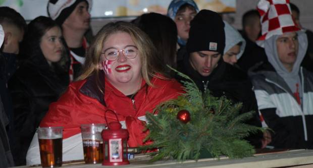 ʺMALO NAS JE, ALI NAS IMAʺ: Požežani na javnom gledanju jučerašnje utakmice