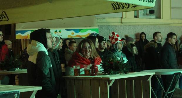 ʺMALO NAS JE, ALI NAS IMAʺ: Požežani na javnom gledanju jučerašnje utakmice
