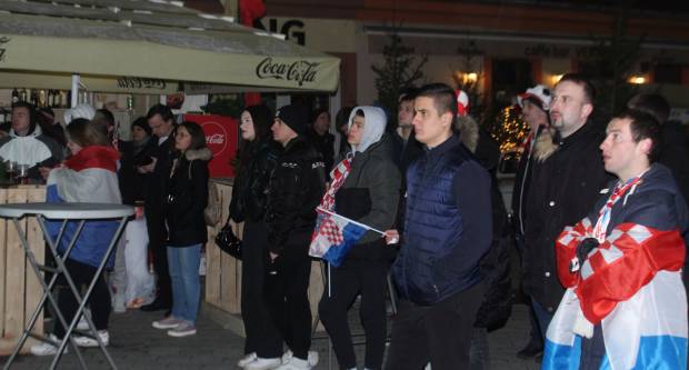 ʺMALO NAS JE, ALI NAS IMAʺ: Požežani na javnom gledanju jučerašnje utakmice