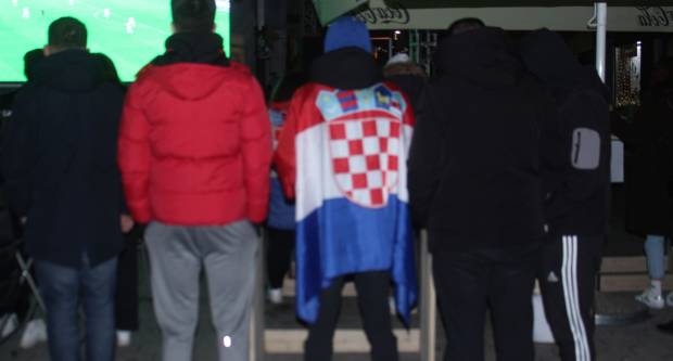 ʺMALO NAS JE, ALI NAS IMAʺ: Požežani na javnom gledanju jučerašnje utakmice
