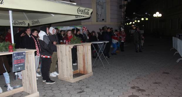 ʺMALO NAS JE, ALI NAS IMAʺ: Požežani na javnom gledanju jučerašnje utakmice