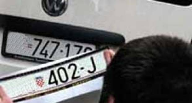 Šveđanin uhvaćen kako na automobil stavlja lažne registracijske pločice