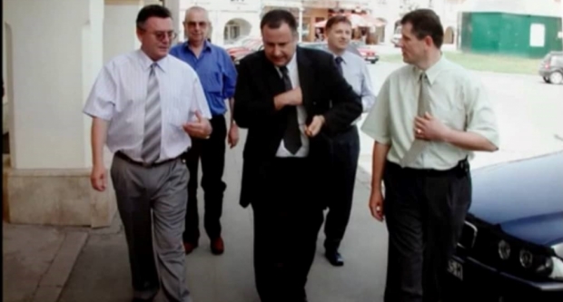 Oficir s ružom i čvrstim stavom