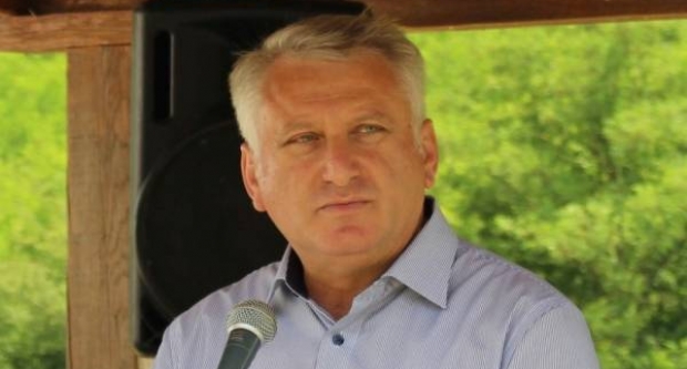 Osuđeni HDZ-ovac Lucić po treći put odgodio odlazak u zatvor. Kaže da je teško bolestan, ali eno ga s lovcima ispija žestice