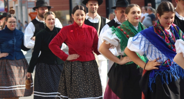 ODRŽANA 40. MEĐUNARODNA SMOTRA FOLKLORA LIDAS: Pleterničke ulice ponovno su bile preplavljene narodnim nošnjama