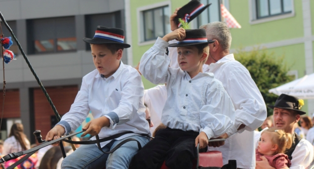 ODRŽANA 40. MEĐUNARODNA SMOTRA FOLKLORA LIDAS: Pleterničke ulice ponovno su bile preplavljene narodnim nošnjama