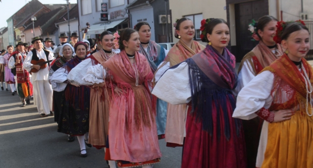 ODRŽANA 40. MEĐUNARODNA SMOTRA FOLKLORA LIDAS: Pleterničke ulice ponovno su bile preplavljene narodnim nošnjama