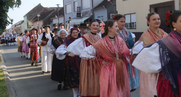 ODRŽANA 40. MEĐUNARODNA SMOTRA FOLKLORA LIDAS: Pleterničke ulice ponovno su bile preplavljene narodnim nošnjama