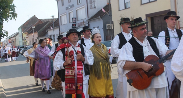 ODRŽANA 40. MEĐUNARODNA SMOTRA FOLKLORA LIDAS: Pleterničke ulice ponovno su bile preplavljene narodnim nošnjama