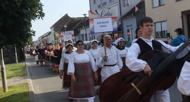 ODRŽANA 40. MEĐUNARODNA SMOTRA FOLKLORA LIDAS: Pleterničke ulice ponovno su bile preplavljene narodnim nošnjama
