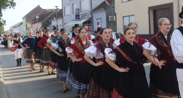 ODRŽANA 40. MEĐUNARODNA SMOTRA FOLKLORA LIDAS: Pleterničke ulice ponovno su bile preplavljene narodnim nošnjama