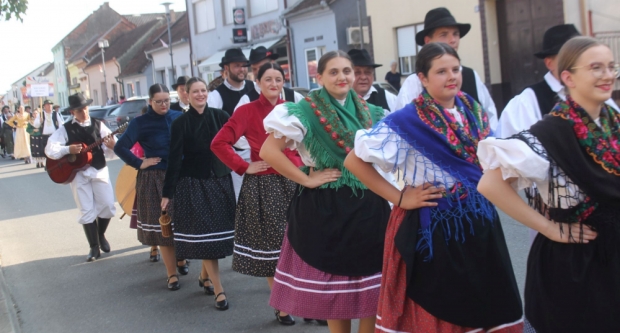 ODRŽANA 40. MEĐUNARODNA SMOTRA FOLKLORA LIDAS: Pleterničke ulice ponovno su bile preplavljene narodnim nošnjama