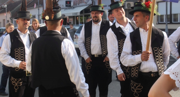 ODRŽANA 40. MEĐUNARODNA SMOTRA FOLKLORA LIDAS: Pleterničke ulice ponovno su bile preplavljene narodnim nošnjama