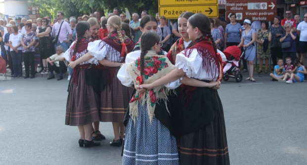 ODRŽANA 40. MEĐUNARODNA SMOTRA FOLKLORA LIDAS: Pleterničke ulice ponovno su bile preplavljene narodnim nošnjama