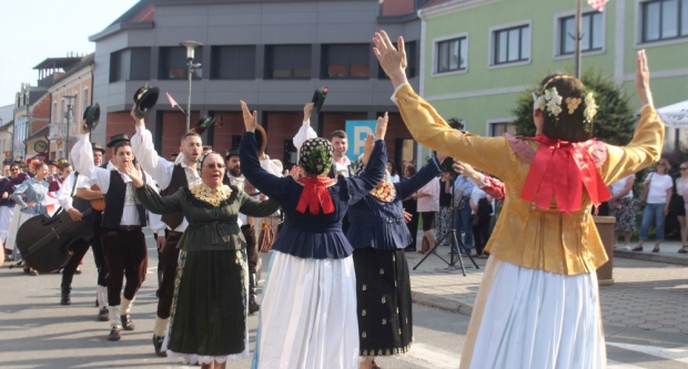 ODRŽANA 40. MEĐUNARODNA SMOTRA FOLKLORA LIDAS: Pleterničke ulice ponovno su bile preplavljene narodnim nošnjama