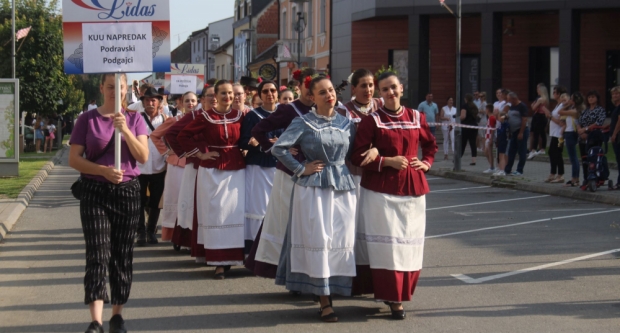 ODRŽANA 40. MEĐUNARODNA SMOTRA FOLKLORA LIDAS: Pleterničke ulice ponovno su bile preplavljene narodnim nošnjama