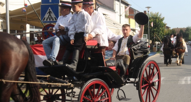 ODRŽANA 40. MEĐUNARODNA SMOTRA FOLKLORA LIDAS: Pleterničke ulice ponovno su bile preplavljene narodnim nošnjama
