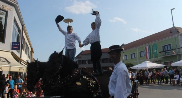 ODRŽANA 40. MEĐUNARODNA SMOTRA FOLKLORA LIDAS: Pleterničke ulice ponovno su bile preplavljene narodnim nošnjama