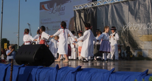 ODRŽANA 40. MEĐUNARODNA SMOTRA FOLKLORA LIDAS: Pleterničke ulice ponovno su bile preplavljene narodnim nošnjama