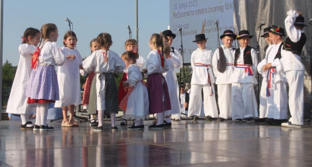 ODRŽANA 40. MEĐUNARODNA SMOTRA FOLKLORA LIDAS: Pleterničke ulice ponovno su bile preplavljene narodnim nošnjama