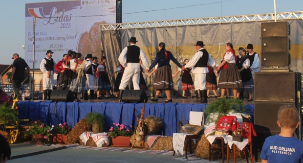 ODRŽANA 40. MEĐUNARODNA SMOTRA FOLKLORA LIDAS: Pleterničke ulice ponovno su bile preplavljene narodnim nošnjama