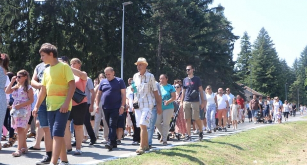 FOTO: Hodočašće obitelji s brojnom djecom u Voćin