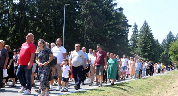 FOTO: Hodočašće obitelji s brojnom djecom u Voćin