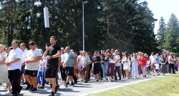 FOTO: Hodočašće obitelji s brojnom djecom u Voćin