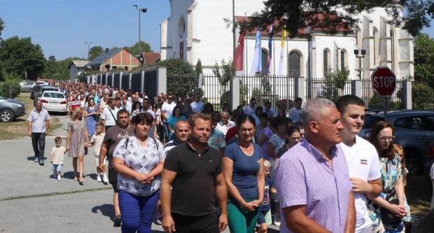 FOTO: Hodočašće obitelji s brojnom djecom u Voćin