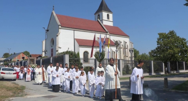 FOTO: Hodočašće obitelji s brojnom djecom u Voćin