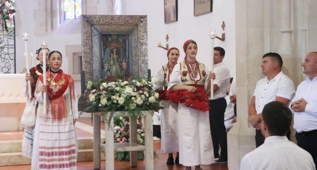 FOTO: Hodočašće obitelji s brojnom djecom u Voćin