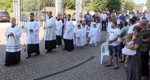 FOTO: Hodočašće obitelji s brojnom djecom u Voćin