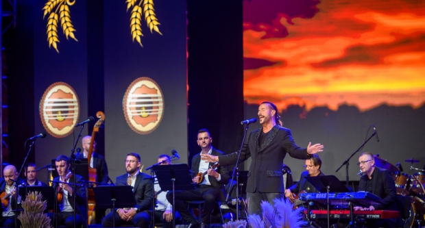 Škoro oduševio novom pjesmom ’Baja’ na završnoj večeri Zlatnih žica Slavonije