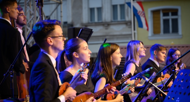 Škoro oduševio novom pjesmom ’Baja’ na završnoj večeri Zlatnih žica Slavonije