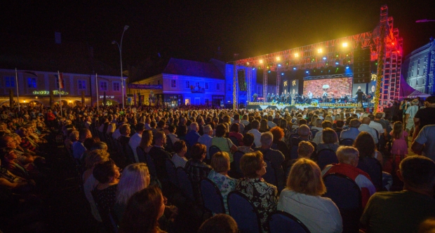 Škoro oduševio novom pjesmom ’Baja’ na završnoj večeri Zlatnih žica Slavonije
