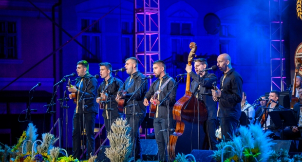 Škoro oduševio novom pjesmom ’Baja’ na završnoj večeri Zlatnih žica Slavonije